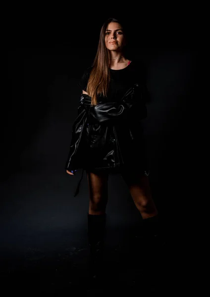 Attraktiv Ung Kvinnlig Modell Poserar Snygga Svarta Stövlar Och Läderrock — Stockfoto