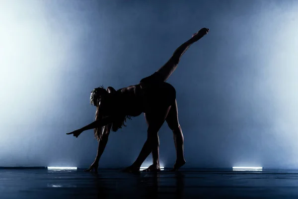 在演播室的舞蹈练习中 一对年轻的芭蕾情侣 — 图库照片