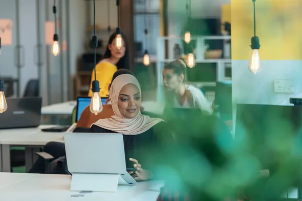 Menina Muçulmana Africano Vestindo Hijab Trabalhando Laptop Uma Empresa Inicialização — Fotografia de Stock