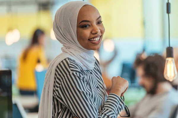 Protrait Black African American Female Muslim Berdiri Kantor Bisnis Modern — Foto Stok Gratis