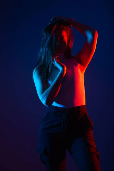 Modèle Féminin Posant Studio Avec Des Couleurs Rouges Bleues Fort — Photo