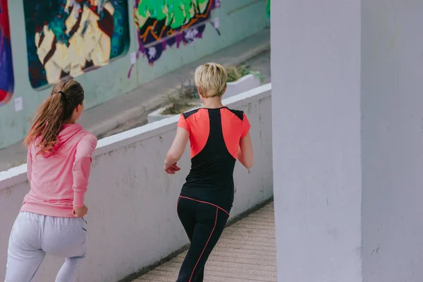 Duas Mulheres Forma Atlética Durante Exercício Corrida Uma Área Urbana — Fotografia de Stock