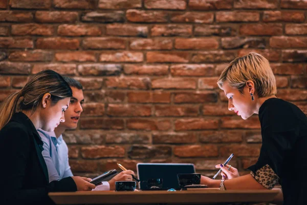 Dreiköpfige Gruppe Mit Laptop Und Tablet Arbeitet Einem Café Einem — Stockfoto