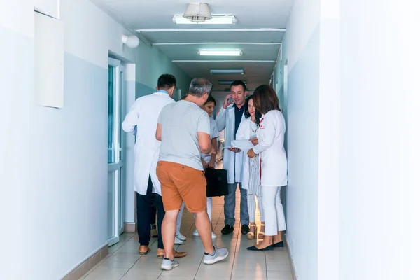 診療所の廊下に立つ医療スタッフ チーム医師 看護師のグループ — ストック写真