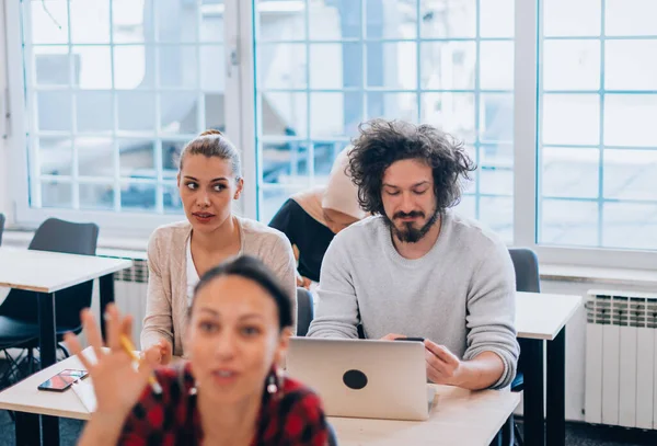 Modern Business Team Luistert Naar Spreker Tijdens Een Lezing — Stockfoto