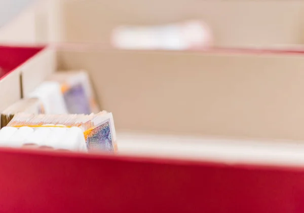 Pacotes Dinheiro Divididos Com Correias Moeda Colocadas Caixas Vermelhas Centro — Fotografia de Stock