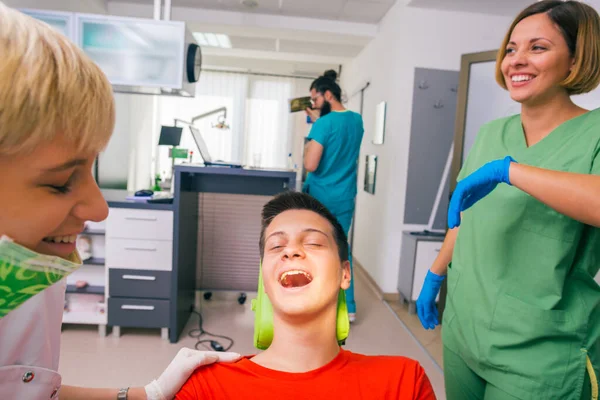 Dentista Sonriente Con Ayuda Asistente Dentista Examina Boca Los Dientes —  Fotos de Stock