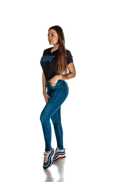 Retrato Una Atractiva Joven Vestida Con Top Negro Pantalones Vaqueros —  Fotos de Stock