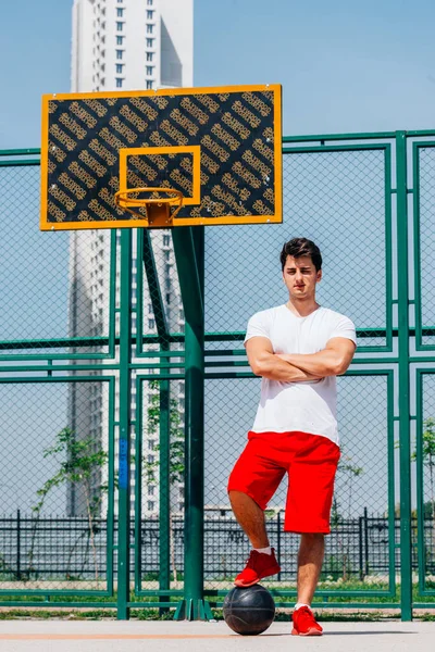 Fuerte Jugador Baloncesto Masculino Preparándose Para Partido Baloncesto —  Fotos de Stock