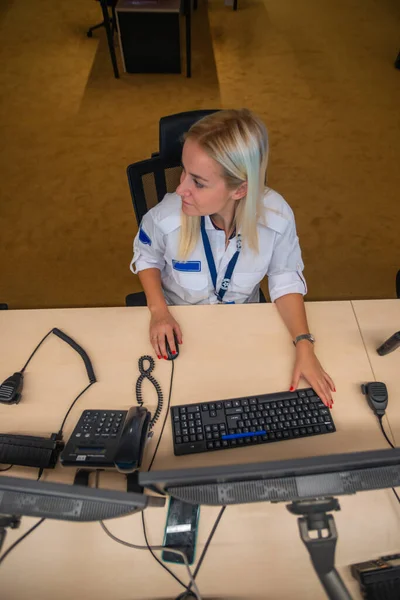 Guardas Segurança Sexo Feminino Trabalhando Computadores Enquanto Sentado Sala Controle — Fotografia de Stock