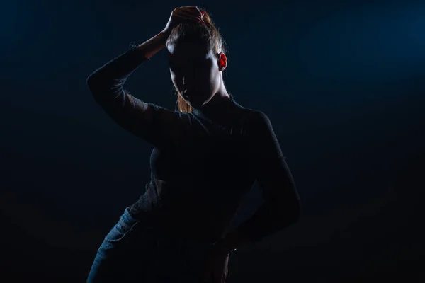 Retrato Contraste Oscuro Una Hermosa Joven Con Peinado Cola Caballo — Foto de Stock