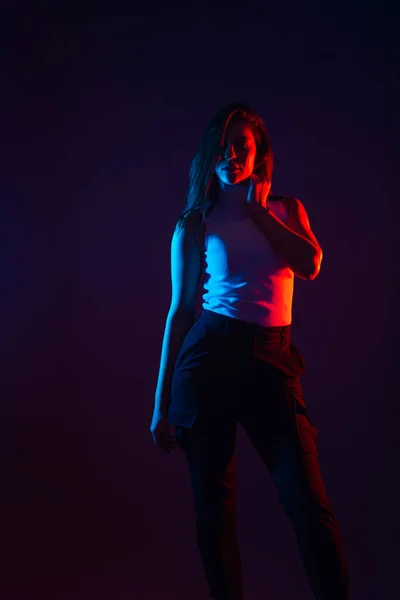 Retrato Luz Azul Roja Modelo Femenino Sobre Fondo Negro Con —  Fotos de Stock