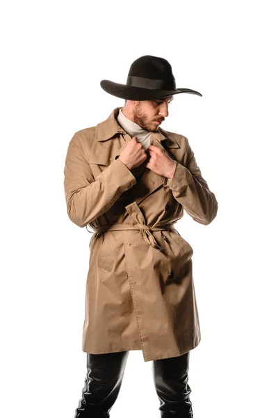 Atraktivní Mladý Stylový Muž Pózující Béžovém Dlouhém Kabátě Černém Klobouku — Stock fotografie