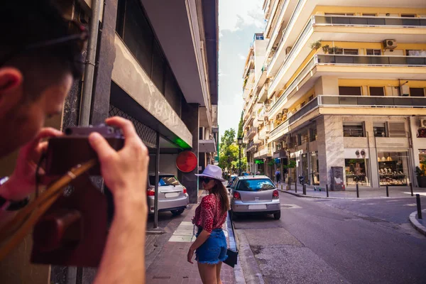 Casal Jovem Explorando Nova Cidade Juntos Fazendo Foto Uma Câmera — Fotografia de Stock