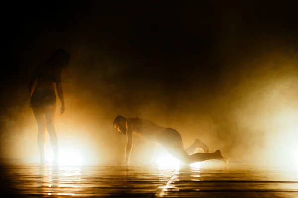 Dançarinas Contemporâneas Caucasianas Exercitando Uma Rotina Dança — Fotografia de Stock