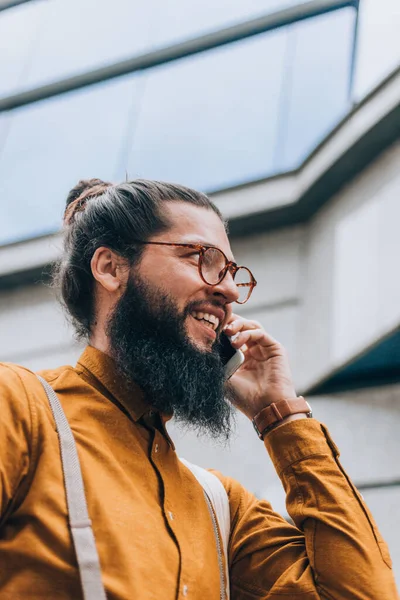 Modern Hipster Kille Med Långt Hår Och Skägg Staden Med — Stockfoto