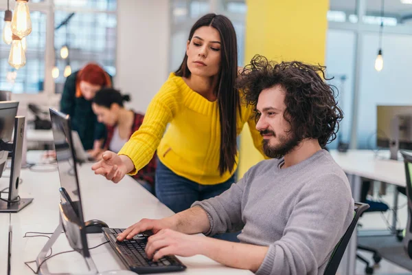 Una Atractiva Chica Negocios Pie Junto Colega Varón Feliz Con —  Fotos de Stock