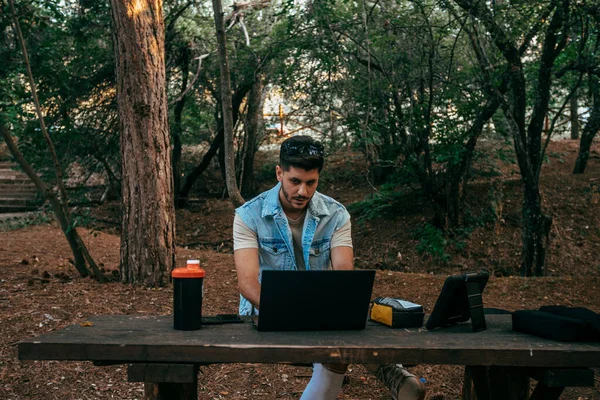 Junger Gutaussehender Geschäftsmann Arbeitet Laptop Bürotisch Grünen Waldpark — Stockfoto