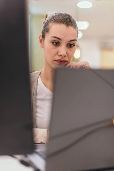 Εστιασμένη Προσωπογραφία Μιας Νεαρής Επιχειρηματία Που Κοιτάζει Τον Υπολογιστή Της — Φωτογραφία Αρχείου