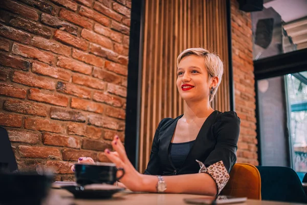 Imagen Una Joven Atractiva Empresaria Con Una Taza Café Trabajando — Foto de Stock