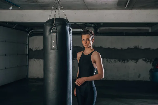 Joven Deportista Haciendo Patada Alta Durante Ejercicio Boxeo Garaje — Foto de Stock