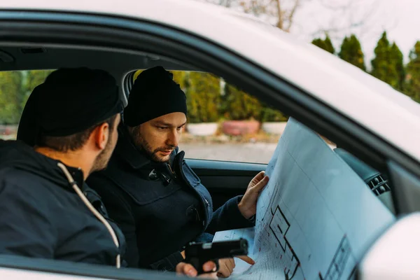 Dos Ladrones Estacionados Aliado Esperando Mientras Hablan Por Teléfono Observando — Foto de Stock