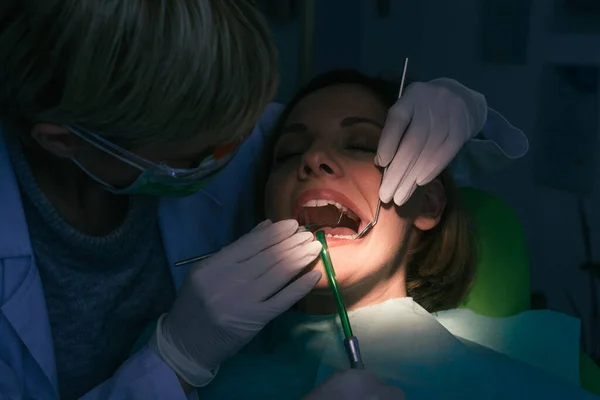Examen Dentaire Près Sur Une Patiente Dans Cabinet Dentiste — Photo