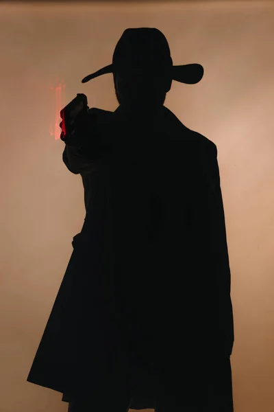 Hombre Guapo Posando Uniforme Detective Futurista Con Pistola Alta Tecnología — Foto de Stock