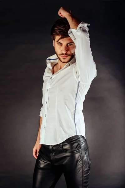 Elegante Joven Guapo Hombre Ropa Blanca Negra Studio Retrato Moda — Foto de Stock