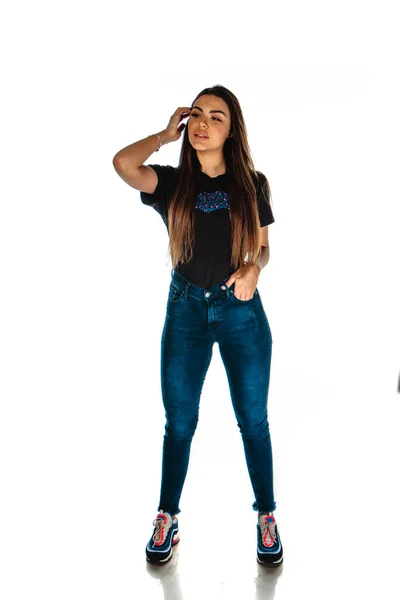Corpo Tiro Uma Mulher Elegante Posando Jeans Moda Camisa Superior — Fotografia de Stock
