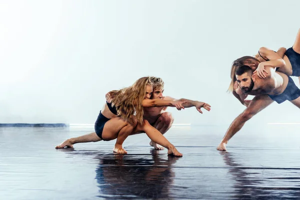 Paio Bellissimi Uomini Donne Che Praticano Balletto Moderno — Foto Stock