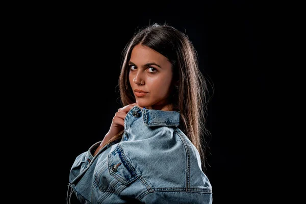 Estúdio Retrato Moda Uma Menina Moderna Vestindo Jaqueta Ganga Elegante — Fotografia de Stock