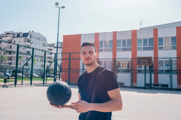 Fuerte Jugador Baloncesto Masculino Preparándose Para Partido Baloncesto —  Fotos de Stock