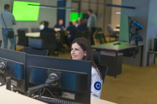 Guarda Segurança Feminina Sentado Monitorando Câmeras Cctv Modernas Uma Sala — Fotografia de Stock