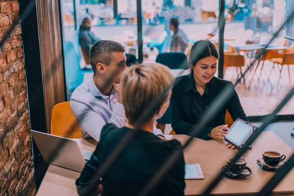 Zakelijke Ontmoeting Met Jong Stel Hun Financieel Adviseur Een Café — Stockfoto