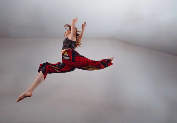 Athletische Tänzerin Führt Ein Element Der Tanzgymnastik Vor — Stockfoto