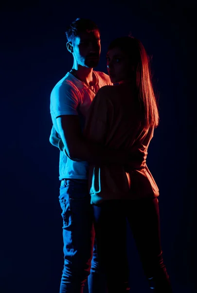 Romantik Bir Anda Birbirini Kucaklayan Seksi Genç Çift — Stok fotoğraf