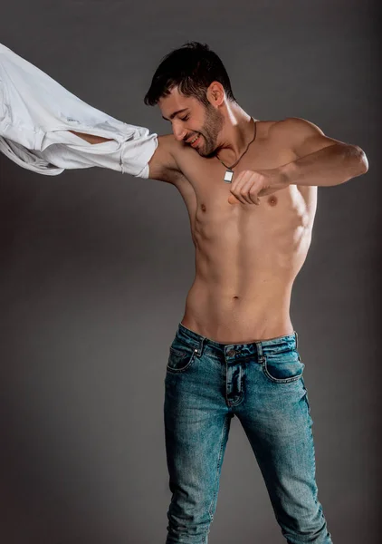 トルコショットのAクールな若いです半分裸の男を身に着けている現代的なスタイルのジーンズ — ストック写真