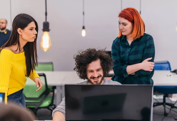 Dos Jóvenes Empresarias Pie Junto Colega Masculino Mientras Está Explicando — Foto de Stock