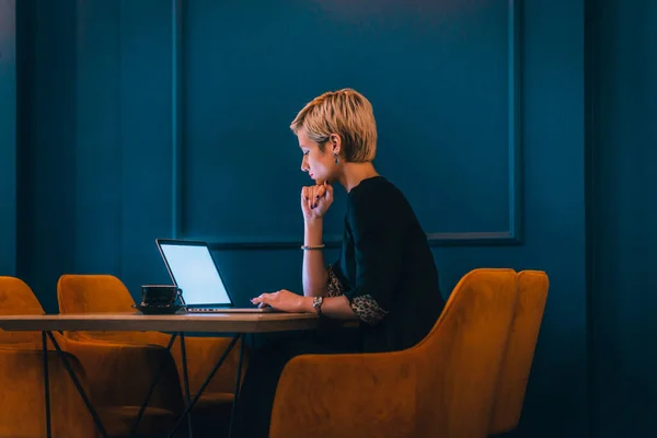 Confident Young Businesswoman Working Her Laptop While Sitting Corner Cafe — Stock Photo, Image