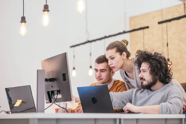 Feliz Sorpresa Para Los Compañeros Equipo Compañeros Trabajo Animando Mientras — Foto de Stock