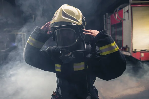 Portret Strażaka Noszącego Frekwencję Strażacką Kask Ciemne Tło Dymem Niebieskim — Zdjęcie stockowe