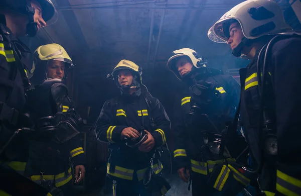 Группа Пожарных Пожарной Части Организует План Действий Безопасному Исполнению — стоковое фото