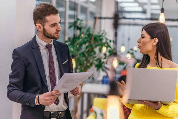 Gestionnaire Expliquant Son Employé Comment Terminer Ses Tâches Chers Collègues — Photo