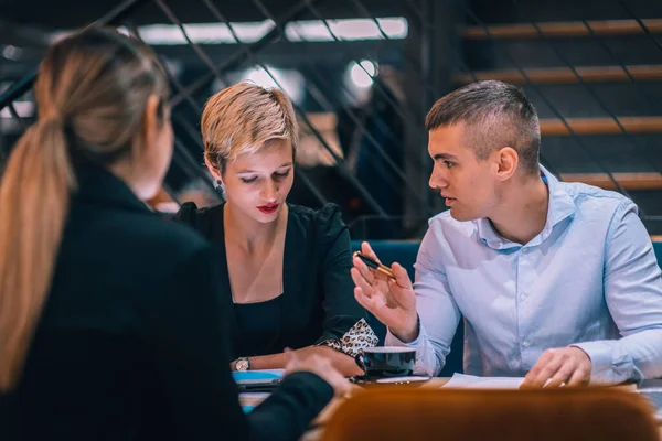 Grupp Unga Företagare Som Brainstormar Tillsammans Caféet Och Diskuterar Nya — Stockfoto