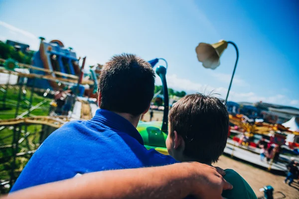 Adolescent Son Petit Frère Conduisant Sur Une Montagne Russe Carnaval — Photo