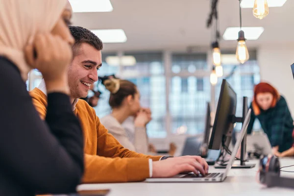 Närbild Porträtt Glad Ung Man Sitter Ett Kontor Bredvid Sina — Stockfoto