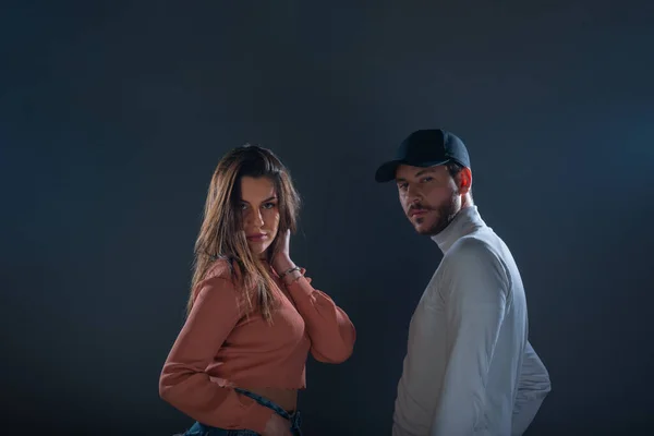 Retrato Cerca Una Encantadora Pareja Joven Posando Estudio Vestido Con — Foto de Stock