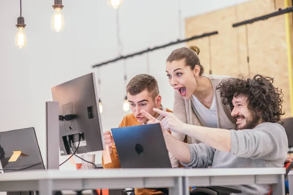 Szczęśliwa Niespodzianka Dla Kolegów Drużyny Współpracownicy Kibicują Patrząc Komputer Ekran — Zdjęcie stockowe