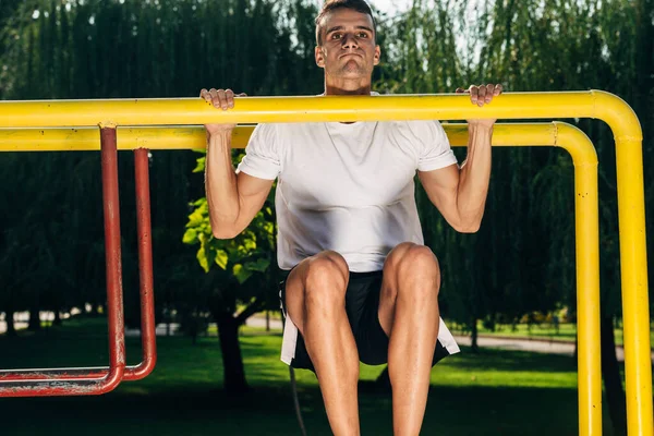 Fitness Sport Träning Utbildning Och Livsstilskoncept Ung Man Gör Buken — Stockfoto